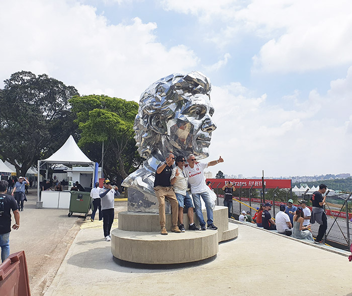 Estátua de Ayrton Senna instalada na arquibancada A do autódromo de Interlagos.